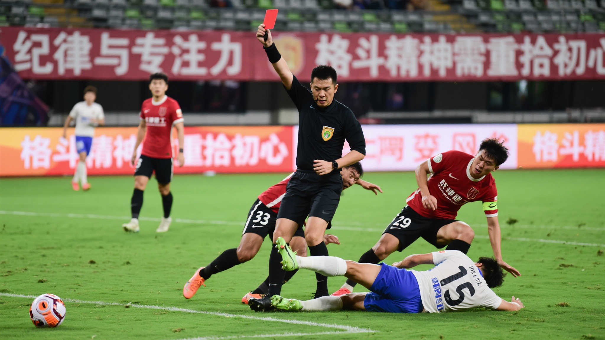 激烈对抗不可避免，但无人料想到关键节点竟因一张匪夷